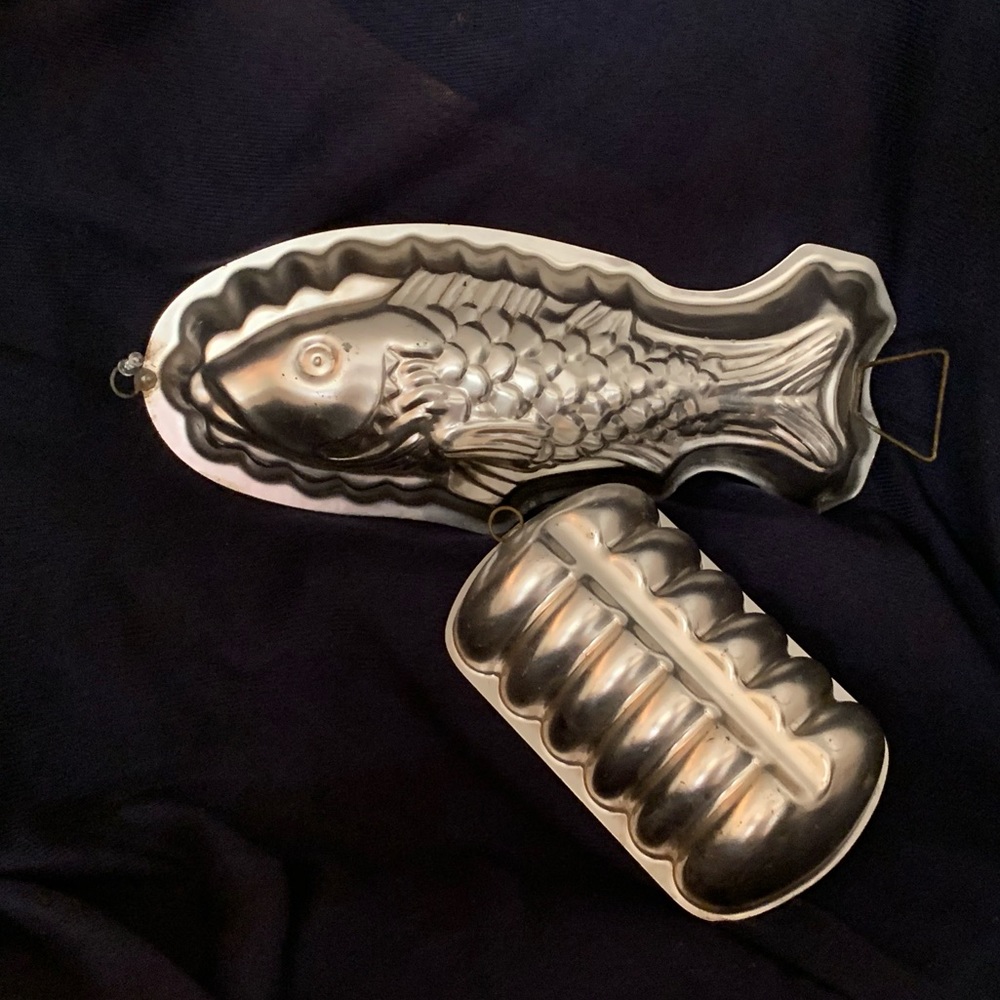 Vintage Loaves and Fishes Aluminum Pans